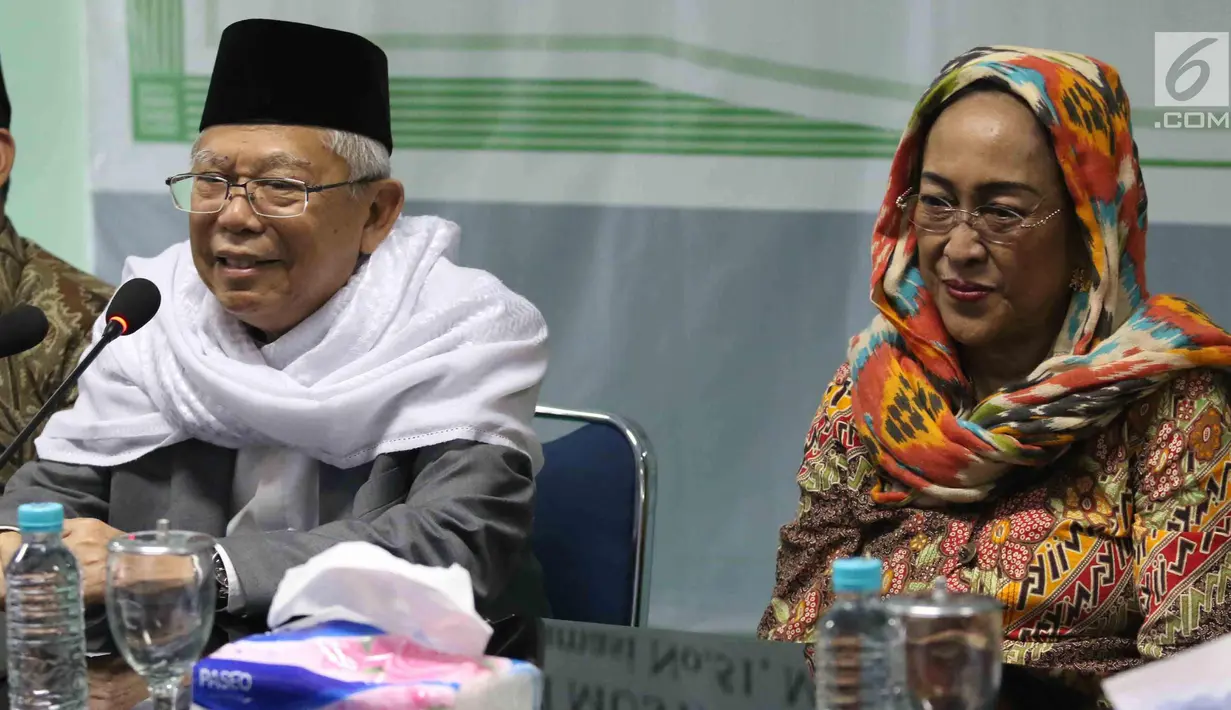 Budayawati Sukmawati Soekarnoputri dan Ketua MUI KH Ma'ruf Amin saat pertemuan di kantor MUI, Jakarta, Kamis (5/4). Disela konferensi pers, MUI meminta umat Islam memaafkan permasalahan tersebut. (Liputan6.com/Angga Yuniar)