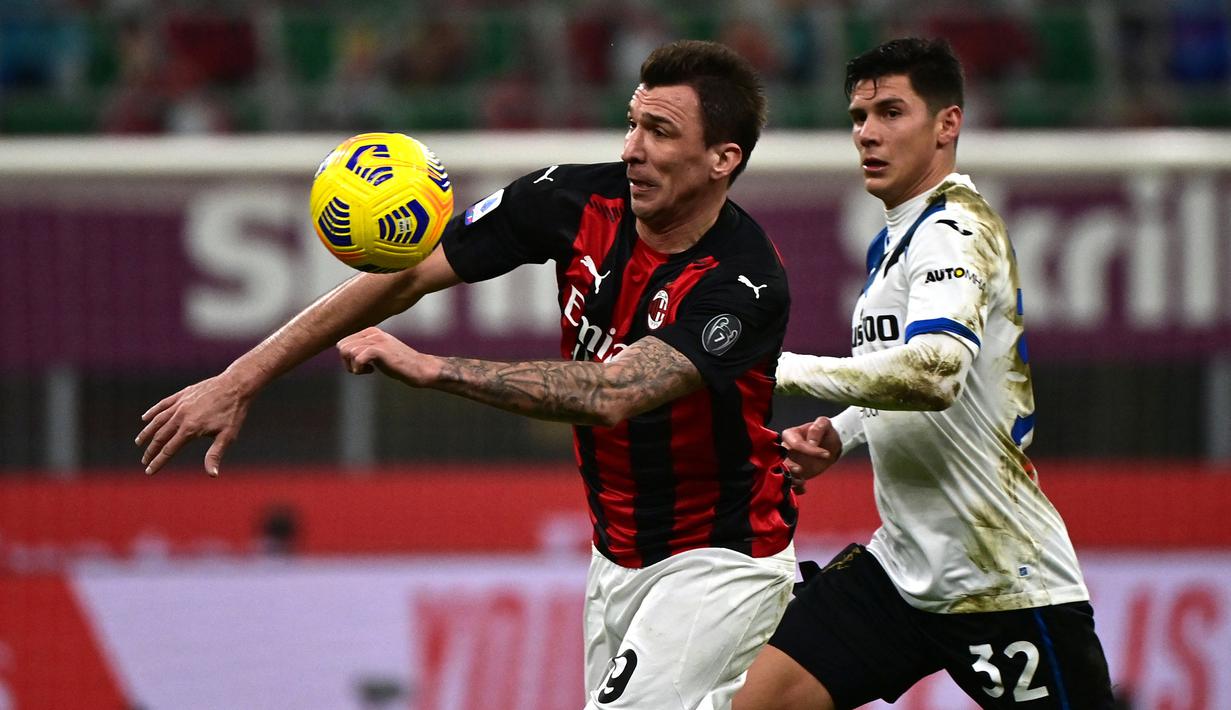 Mario Mandzukic. Striker Kroasia ini pensiun di AC Milan di usia 35 tahun pada 1 Juli 2021. Total tampil dalam 599 laga bersama klub maupun timnas, dengan torehan 230 gol dan 101 assist. Ia pernah mencapai nilai jual tertinggi sebesar 30 juta euro bersama Bayern Munchen. (AFP/Miguel Medina)