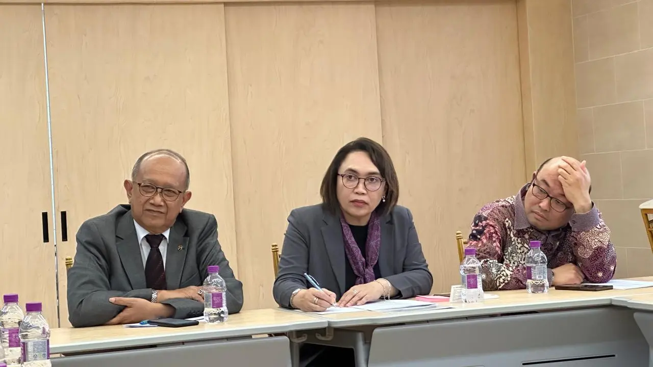 Kuasa Usaha Ad Interim KBRI Seoul Zelda Wulan Kartika (tengah) saat bertemu dengan sejumlah jurnalis di KBRI Seoul, Senin (19/5/2025). (Liputan6.com/Benedikta Miranti)
