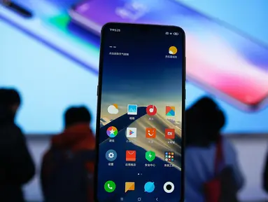 Smartphone Xiaomi Mi 9 ditampilkan dalam pameran saat peluncuran di Beijing, China, Rabu (20/2). Xiaomi resmi memperkenalkan smartphone premium terbarunya, yakni Mi 9. (AP Photo/Andy Wong)