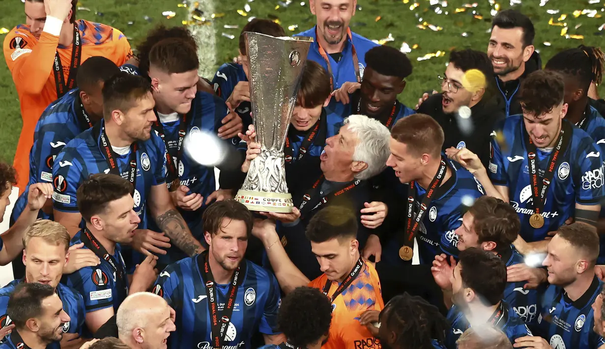 Pelatih Atalanta, Gian Piero Gasperini (tengah) dan sejumlah pemain Atalanta merayakan gelar juara Liga Europa 2023/2024 setelah mengalahkan Bayer Leverkusen dengan skor 3-0 pada laga final yang berlangsung di Dublin Arena, Irlandia, Kamis (23/05/2024) dini hari WIB. (AP Photo/PA/Brian Lawless)