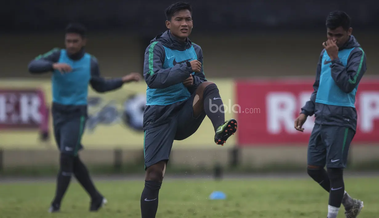 Striker Timnas Indonesia U-22, Ahmad Nur Hardianto, melakukan pemanasan saat latihan jelang SEA Games 2017 Malaysia di Stadion I Wayan Dipta, Bali, Sabtu (8/7/2017). (Bola.com/Vitalis Yogi Trisna)