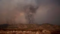 Kebakaran hutan tak terkendali dan terus meluas terjadi di kaki bukit hutan nasional di sebelah timur Los Angeles, Amerika Serikat (AS). (AP Photo/Eric Thayer)