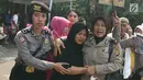 Ningwyarti, Ibunda Bripda Imam Gilang Adinata (24) menahan tangis saat upacara pelepasan kedinasan Polri di Menteng Dalam, Jakarta, Kamis (25/5) . Briptu (anumerta) Imam menjadi satu dari tiga polisi korban bom Kampung Melayu. (Liputan6.com/Angga Yuniar)