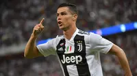 Striker Juventus, Cristiano Ronaldo, melakukan selebrasi usai membobol gawang AC Milan pada laga final Supercopa Itali 2019 di Stadion King Abdullah Sports City, Jeddah, Rabu (16/1). (AFP/Giuseppe Cacace)