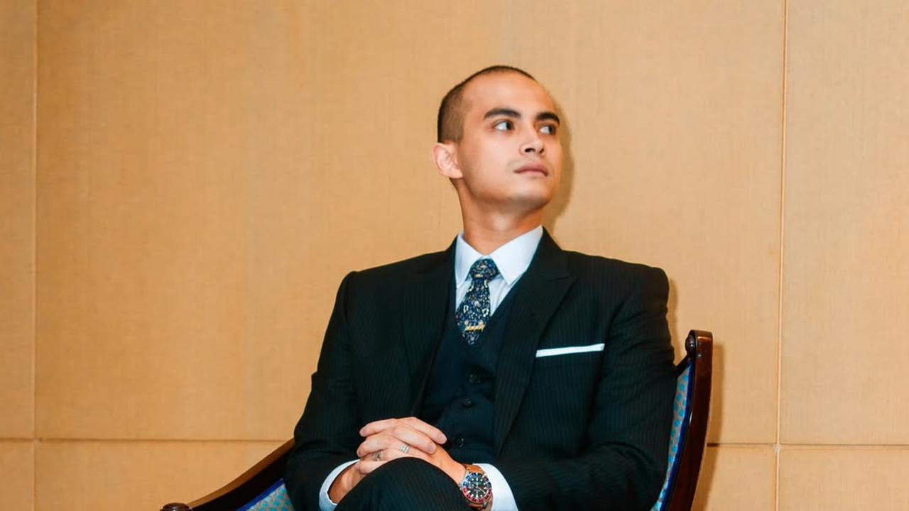 Potret Ganteng Omara Esteghlal dengan Kepala Plontos, Kini Tengah Dekat dengan Prilly Latuconsina
