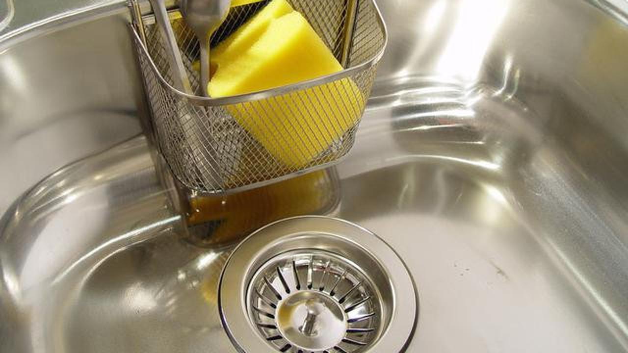 Cara Mudah Membersihkan Kerak Wastafel Dapur yang Sangat Kotor