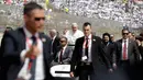 Paus Fransiskus melambaikan tangan saat tiba untuk merayakan Misa bagi komunitas Katolik Mesir di stadion militer Kota Kairo, Mesir, (29/4). Pemimpin umat Katolik dunia ini berkunjung ke Mesir untuk membawa pesan damai. (AP Photo/Gregorio Borgia)