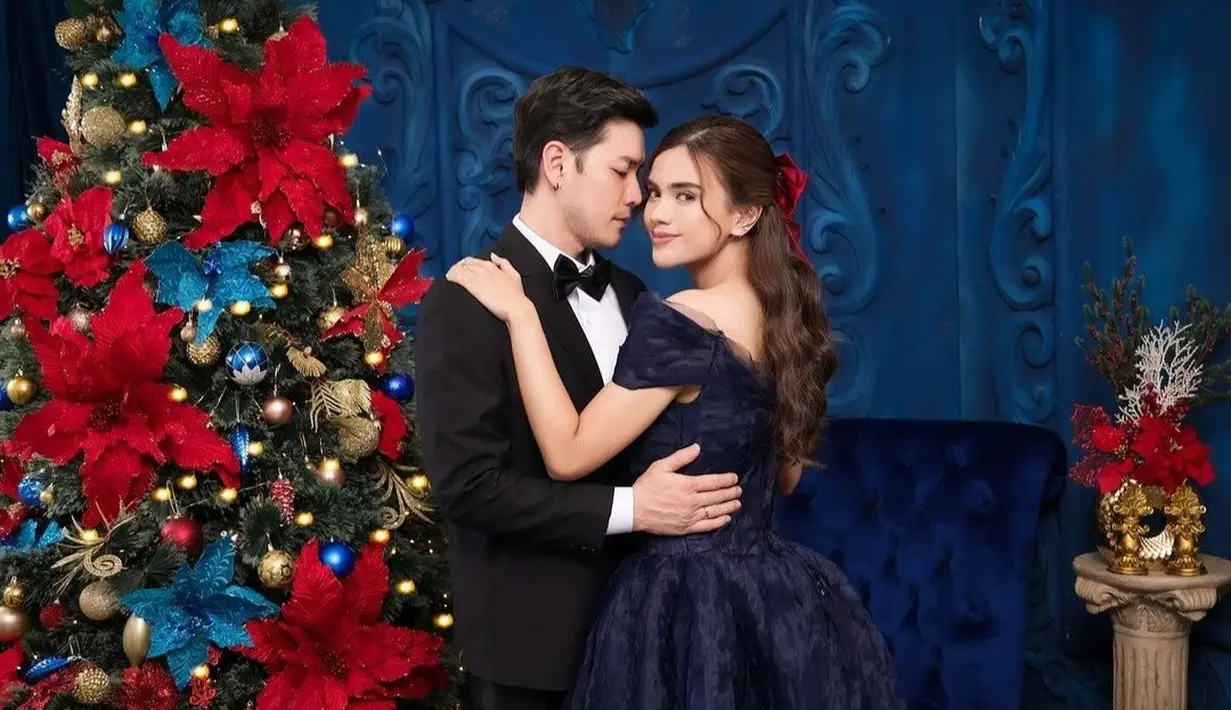 Tak sendiri, sang suami, Anthony Xie juga terlibat dalam foto tersebut. Beda dengan Audi, Anthony memakai kemeja putih yang dipadukan dengan jas hitam