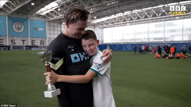 Potret Saat Jack Grealish Menemui Finlay (Sumber: BBC Sport)