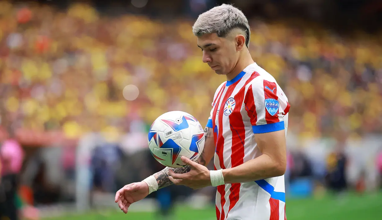 Gelandang serang yang masih berusia 20 tahun, Julio Enciso yang musim ini akan menjalani musim ketiga bersama Brighton and Hove Albion akan membela Timnas Paraguay di Olimpiade Paris 2024. Bersama timnas senior ia telah mengantongi 17 caps dengan torehan 1 gol. (Getty Images via AFP/Hector Vivas)