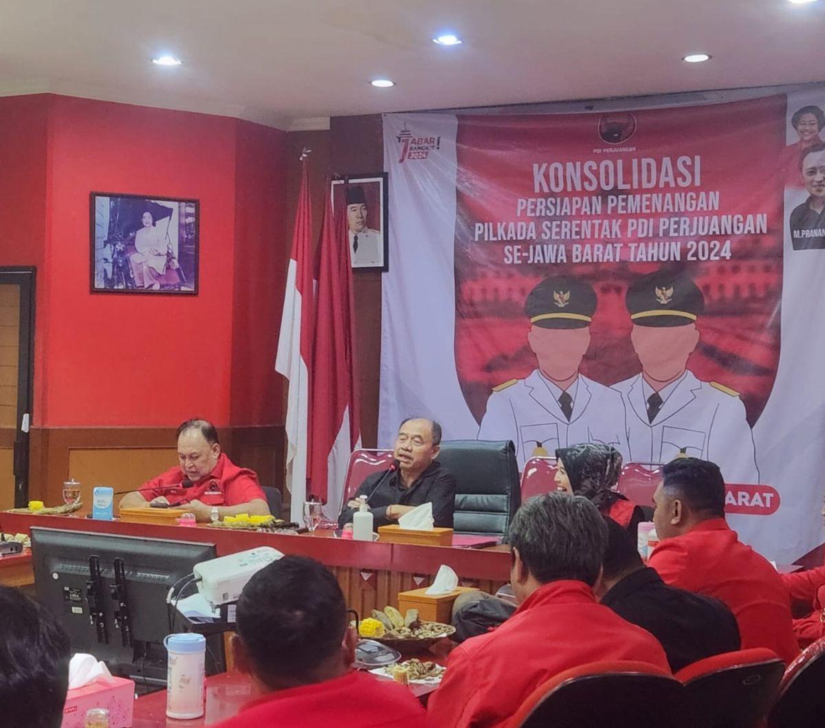 DPD Partai Demokrasi Indonesia Perjuangan (PDIP) Sumatera Utara menyampaikan permohonan maaf atas insiden tidak terpajangnya foto Presiden Joko Widodo di salah satu ruangan kantor mereka. Pada ruangan itu hanya terpajang foto Wakil Presiden Ma&rsquo;ruf Amin.