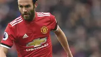 4. Juan Mata - Manchester United memboyong Mata dari Chelsea karena kedatangan Hazard saat itu. Terkenal dengan kedermawanan, tidak ada alasan bagi fans garis keras Man United membenci gelandang Spanyol Tersebut. (AFP/Paul Ellis)