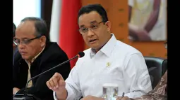 Menteri Kebudayaan dan Pendidikan Anies Baswedan memberikan penjelasan tentang Pelaksanaan Ujian Negara Tahun Ajaran 2015 di Gedung Ki Hajar Dewantara Kementerian, Jakarta, Jumat (23/1). (Liputan6.com/Panji Diksana) 