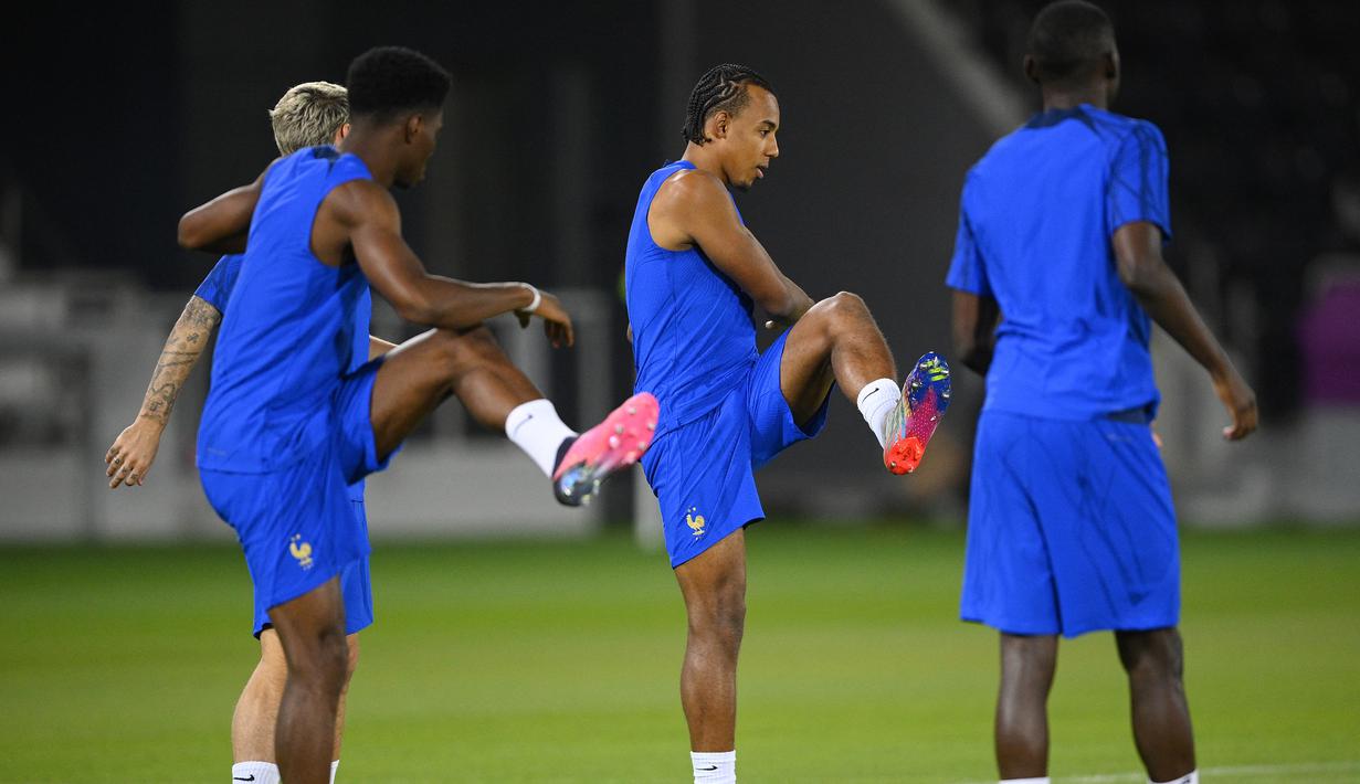 Bek Prancis #05 Jules Kounde (Tengah) mengikuti sesi latihan jelang melawan Inggris pada Perempatfinal Piala Dunia 2022, di Stadion Al Sadd SC di Doha, Jumat (9/12/2022). Duel Inggris vs Prancis ini akan sengit. Sebab kedua tim diperkuat banyak pemain bintang. (FRANCK FIFE / AFP)
