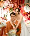 Pernikahan Zarry dan Raquel mengusung konsep modern, mulai dari dekorasi, pernak-pernik, sampai busana pengantin. [@loka.mata]