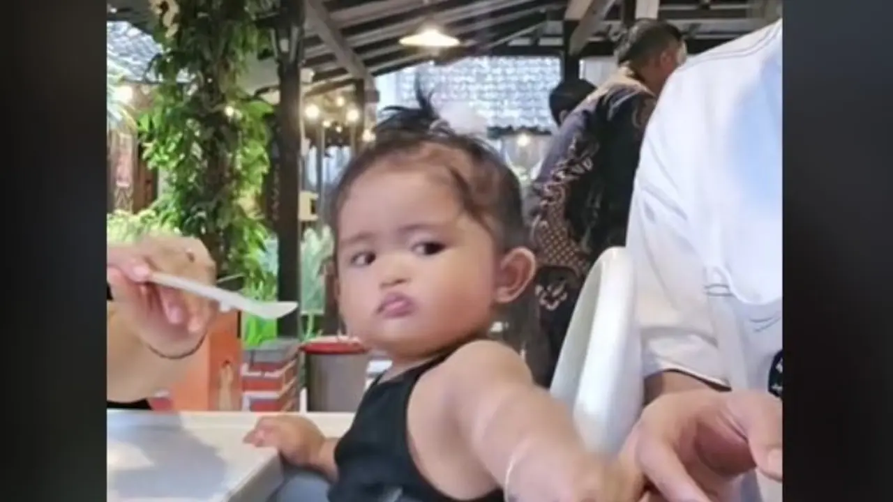 Bella Bonita Sibuk Suapi Anak, Reaksi Denny Caknan Ramai Jadi Sorotan. foto: TikTok @tari.imuet
