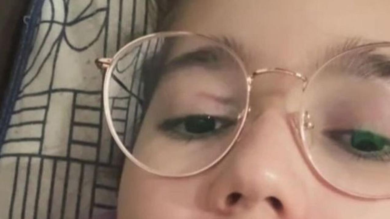 "Sekarang, kalau aku mengunggah apapun dengan Emanuelly, tolong hargai aku sebagai seorang ayah dan dia sebagai putriku sekaligus keluargaku. Jangan berkomentar yang omong kosong, karena aku bakalan blokir kalian," pungkas Eryck.