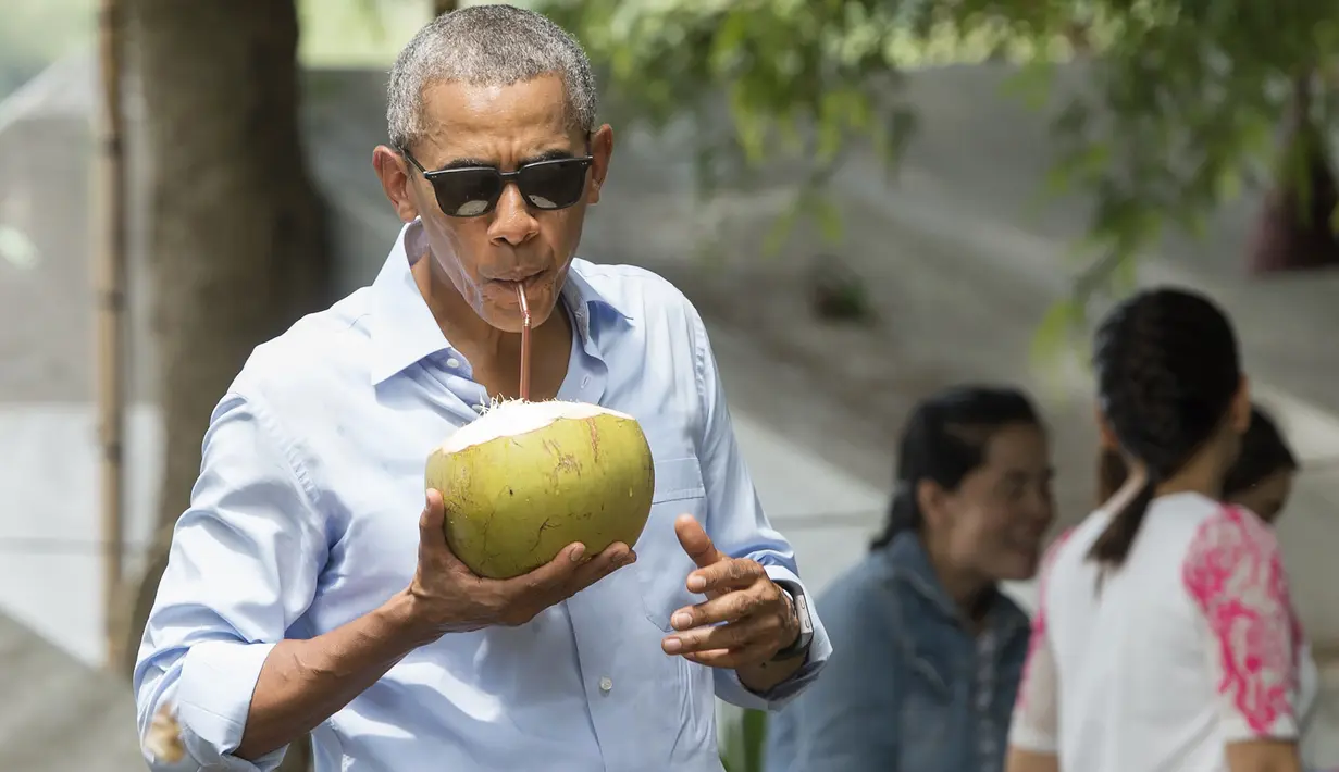 Barack Obama saat menikmati air kelapa di sepanjang Sungai Mekong di Luang Prabang, Laos (7/9). Obama menjadi presiden AS pertama yang mengunjungi Laos dan mendarat di Vientiane akhir pada 5 September. (AFP PHOTO/SAUL Loeb)