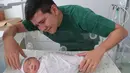 Dari foto-foto yang diunggah dan tersebar di media sosial, aura bahagia terpancar dari Haykal yang menyandang status barunya menjadi seorang ayah. Dipandangnya sang anak yang akhirnya kini telah hadir di dunia. (Instagram/haykalkamil)