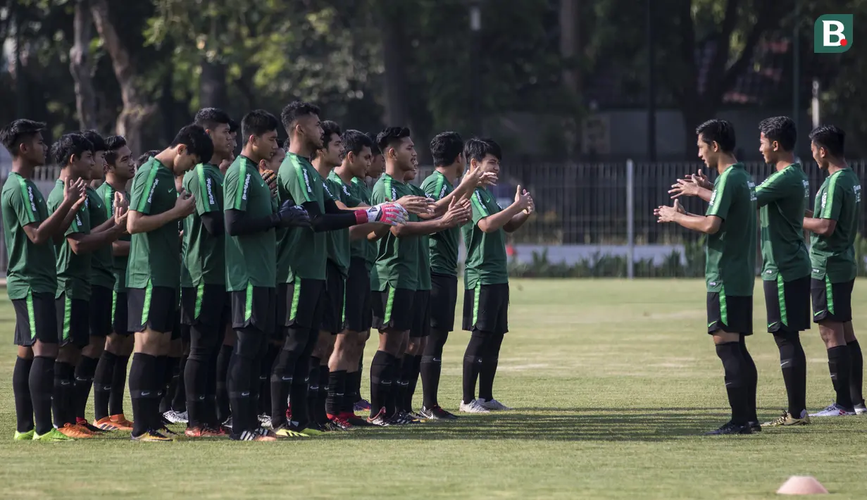Para pemain Timnas Indonesia U-19 melakukan yel-yel sebelum latihan di Lapangan ABC Senayan, Jakarta, Selasa (18/9/2018). Latihan ini merupakan persiapan jelang Piala AFC U-19. (Bola.com/Vitalis Yogi Trisna)