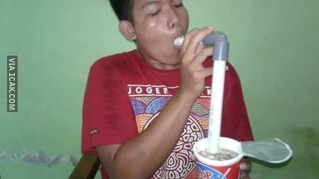 6 Tingkah Nyeleneh Minum Pakai Sedotan, Kelewat Absurd