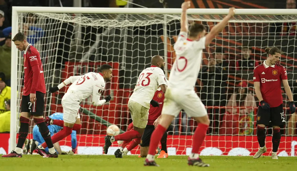 <p>Ketinggalan dua gol membuat Sevilla semakin gencar menekan pertahanan Manchester United. Beberapa kali mereka menciptakan peluang berbahaya. (AP Photo/Dave Thompson)</p>