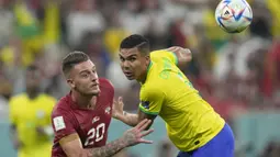 Meski tak mencetak gol maupun assist, perannya di lini tengah Selecao begitu dominan. Bermain penuh selama 90 menit, Casemiro sukses melepaskan 55 operan akurat, memenangi dua dari tiga duel udara serta melakukan tiga tekel bersih. Dua peluang emas juga sempat diciptakannya, di mana salah satunya mengenai tiang gawang Serbia. (AP/Andre Penner)