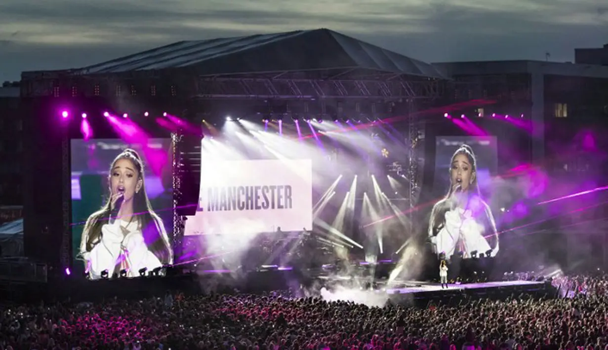 Sepertihalnya yang dilaporkan Hollywoodlife, Ariana sangat menghayati ketika melantunkan lagu-lagu di konsernya itu. Terlebih saat mengakhiri konsernya itu, air mata tak kuasa ditahan oleh wanita mungil ini.  (AFP/Bintang.com)
