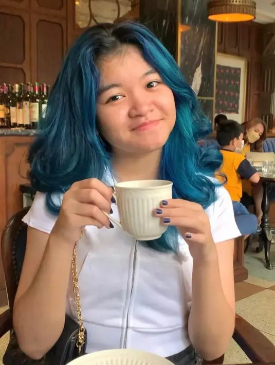 Xakila juga pernah mengubah warna rambutnya menjadi ombre biru yang terang. (Instagram/romyrafaelmind).