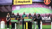Legenda Manchester United, Ryan Giggs (tengah) berpose saat peluncuran kartu kredit Maybank yang berkolaborasi dengan Manchester United di Jakarta Convention Center (JCC), Senayan, Jakarta, Sabtu (18/5/2024). (Bola.com/M Iqbal Ichsan)