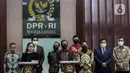 Ketua DPR Puan Maharani bersama perwakilan pemerintah memberikan keterangan kepada wartawan di Kompleks Parlemen, Jakarta, Kamis (16/7/2020). Pemerintah menyerahkan surat presiden dan daftar inventaris masalah RUU Badan Pembina Ideologi Pancasila (BPIP). (Liputan6.com/Johan Tallo)