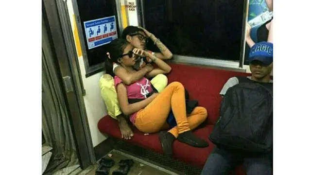 6 Kelakuan Kocak saat di Dalam Kereta Api Ini Bikin Ketawa