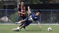 Pemain berebut bola pada laga final Liga AYO Jakarta 2019 di Lapangan Aldiron, Pancoran, Jakarta, Minggu (24/11). Babak Final Liga AYO Jakarta berlangsung ketat dan panas. (Bola.com/Yoppy Renato)