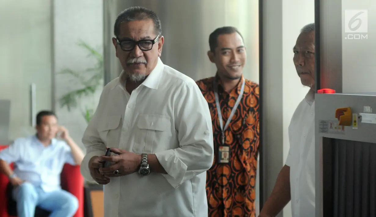 Mantan Wakil Gubernur Jawa Barat, Deddy Mizwar tiba untuk menjalani pemeriksaan di Gedung KPK, Jakarta, Rabu (12/12). Deddy diperiksa sebagai saksi kasus dugaan suap terkait perizinan Meikarta untuk tersangka Billy Sindoro. (Merdeka.com/Dwi Narwoko)
