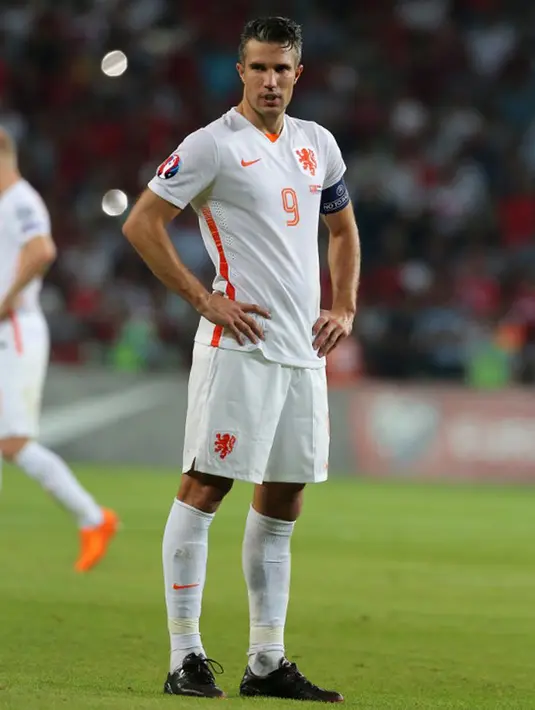Penyerang Belanda, Robin Van Persie terlihat lesu usai timnya dikalahkan Turki pada kualifikasi Grup A Euro 2016 di Konya, Turki, (6/9/2015). Turki menang atas Belanda dengan skor 3-0. (AFP PHOTO/Stringer)