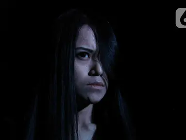 Pemeran film The Sacred Riana 2: Bloody Mary, Riana saat jumpa pers di Jakarta, Kamis (21/7/2022). The Sacred Riana 2: Bloody Mary merupakan film bergenre horor fantasi. (Liputan6.com/Herman Zakharia)