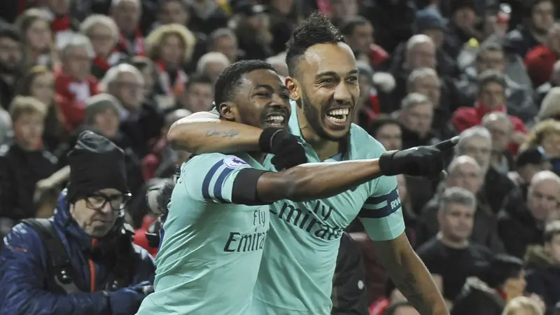 Gelandang Arsenal, Ainsley Maitland-Niles, merayakan gol yang dicetaknya ke gawang Liverpool pada laga Premier League di Stadion Anfield, Liverpool, Sabtu (29/12). Liverpool menang 5-1 atas Arsenal. (AP/Rui Veira)