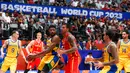 Pebasket Brasil, Lucas Dias (tengah kiri) berusaha mengamankan bola dari pebasket Spanyol, Willy Hernangomez pada laga kedua Grup G Piala Dunia FIBA 2023 di Indonesia Arena, Senayan, Jakarta, Senin (28/08/2023). Spanyol menang atas Brasil dengan skor 96-78. (Bola.com/Bagaskara Lazuardi)