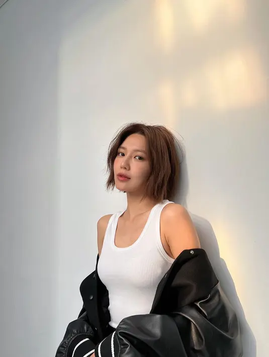 Rambut barunya membuat penampilan Choi Sooyoung lebih segar. (Foto: Instagram/ sooyoungchoi)