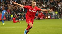 Erling Haland masuk dalam daftar pemain yang mencetak hattrick pada laga debut di Liga Champions. (AFP/Krugfoto)