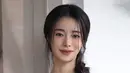 Lim Ji Yeon dengan rambut dikepang dan ditarik ke satu sisi, bukankah memang tak bisa dipungkiri bahwa ia memesona? Foto: Instagram.