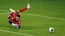 Kiper MLS-All Stars, Djordje Petrovic, berhasil menghalau bola saat pertandingan melawan Arsenal yang berlangsung di Audi Field, Washington (19/7/2023). (AFP/ Getty Images/Tasos Katopodis)