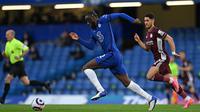 Antonio Rudiger dipercaya kembali sebagai bek tengah Chelsea saat ditukangi Thomas Tuchel. Ditempatkan di sisi tengah bagian kiri, Rudiger mampu tampil solid dengan kemampuan tekel dan duel udaranya. Selain itu, ia juga memiliki kemampuan lari yang cepat. (AFP/Glyn Kirk)