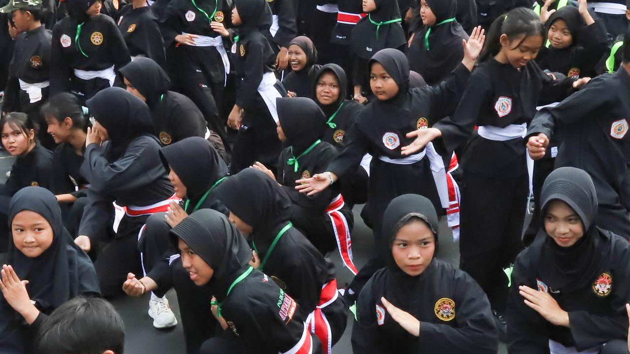 Flash Mob 6.000 Pesilat di Bunderan HI