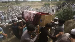Pakistan mengadakan pemakaman pada hari Senin untuk para korban bom bunuh diri besar-besaran yang menargetkan demonstrasi seorang ulama pro-Taliban sehari sebelumnya. (AP Photo/Mohammad Sajjad)