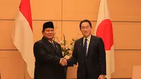 Menhan Prabowo Subianto dan Perdana Menteri Jepang Fumio Kishida. (Foto: Tim Media Prabowo Subianto)