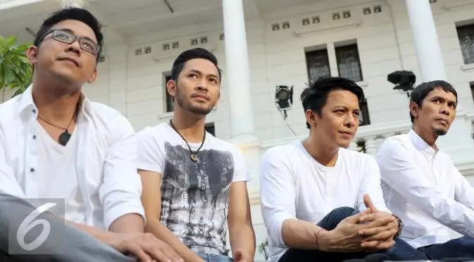 NOAH yang sebelumnya bernama Peterpan, adalah grup band pop/rock alternatif asal Bandung yang populer di Indonesia.