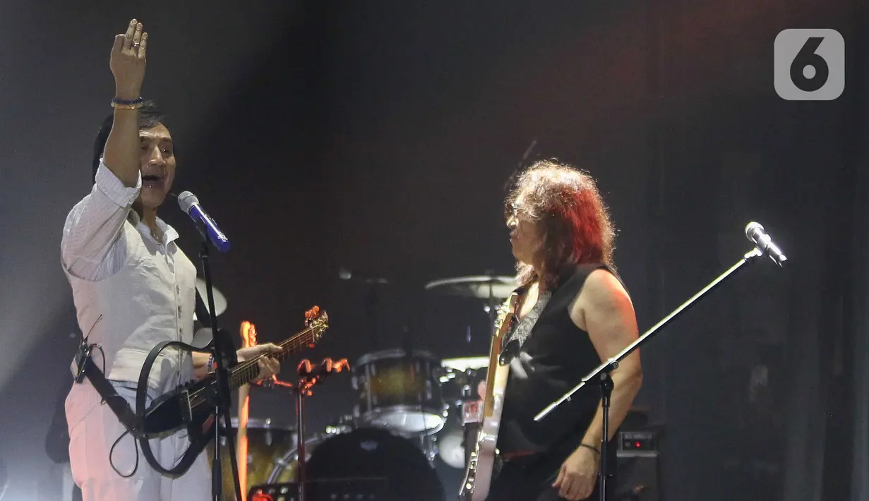 Konser KLa Project semalam juga mampu membuat penonton bernostalgia ke era 90an . (Liputan6.com/Herman Zakharia)