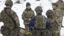 Kate Middleton, Putri Wales dari Inggris berbincang dengan anggota Batalyon 1 Pengawal Irlandia selama kunjungan di Area Pelatihan Salisbury Plain di Wiltshire, Inggris, Rabu 8 Maret 2023. Kate dipromosikan ke peran Angkatan Darat pertamanya pada bulan Desember, mengambil alih posisi dari Pangeran William. (Steve Reigate/Pool Photo via AP)